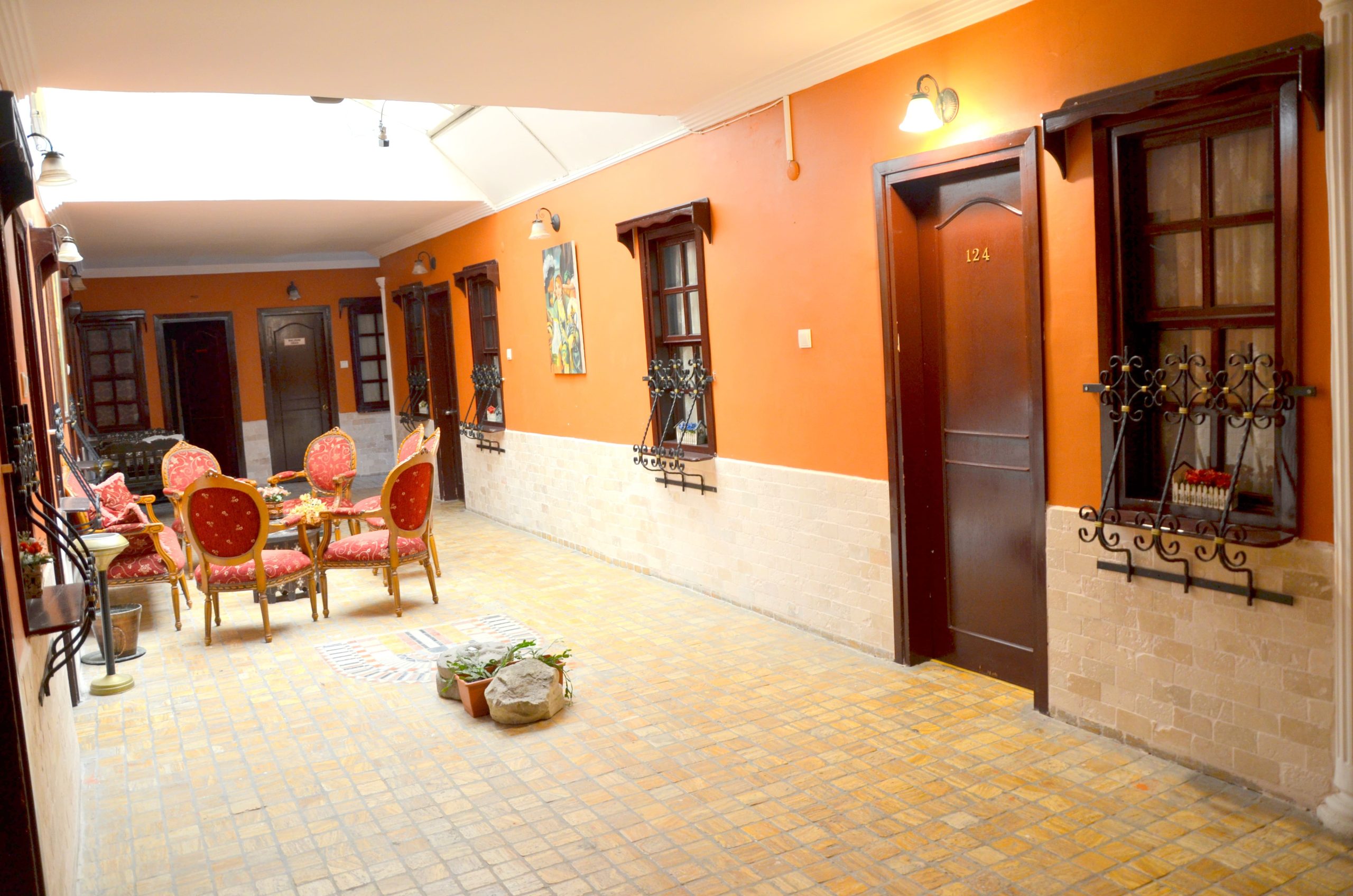 Elit Hotel Çorlu kat koridoru ve dinlenme köşesi