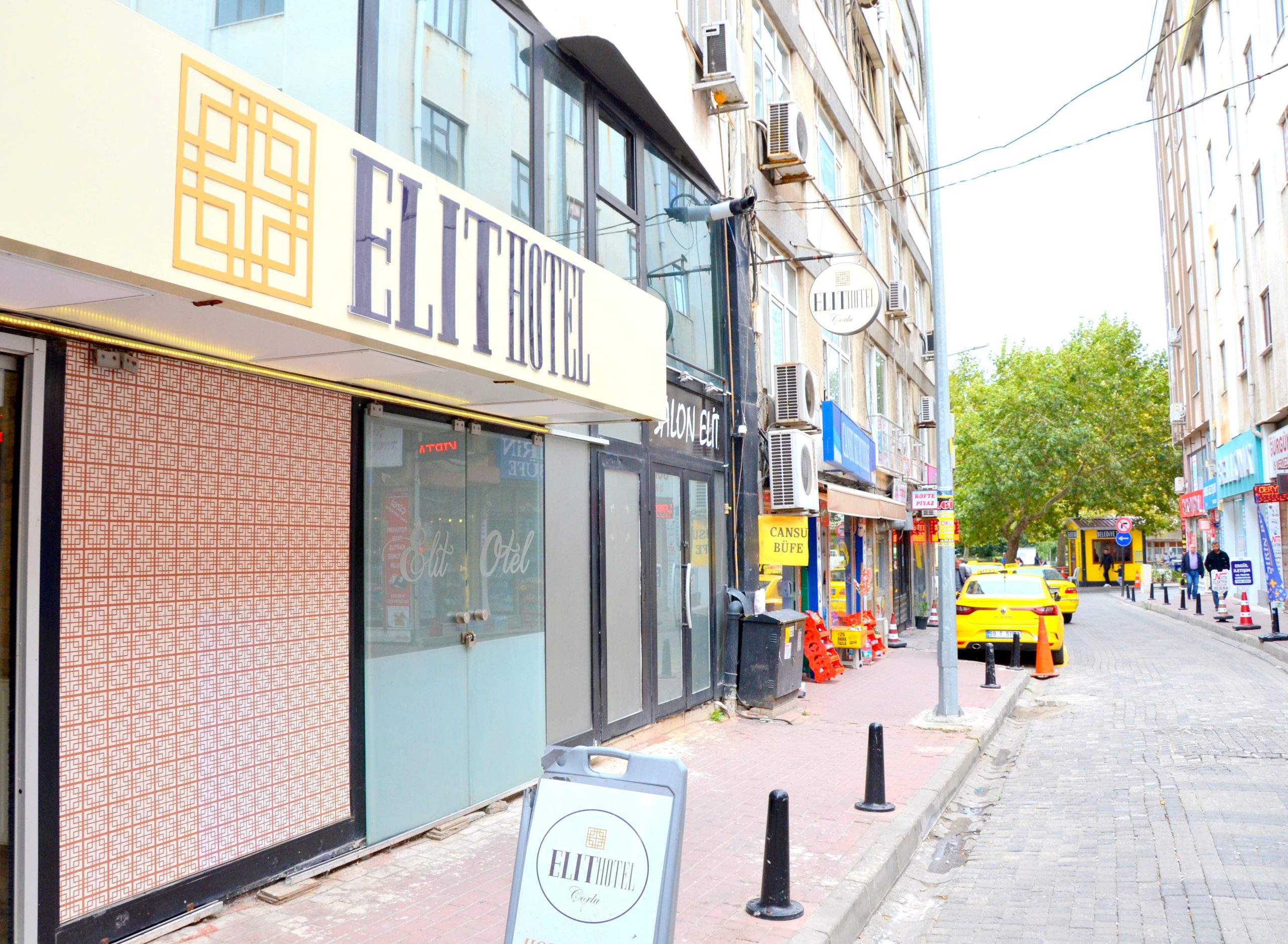 Elit Hotel Çorlu dış cephesi ve otel tabelası