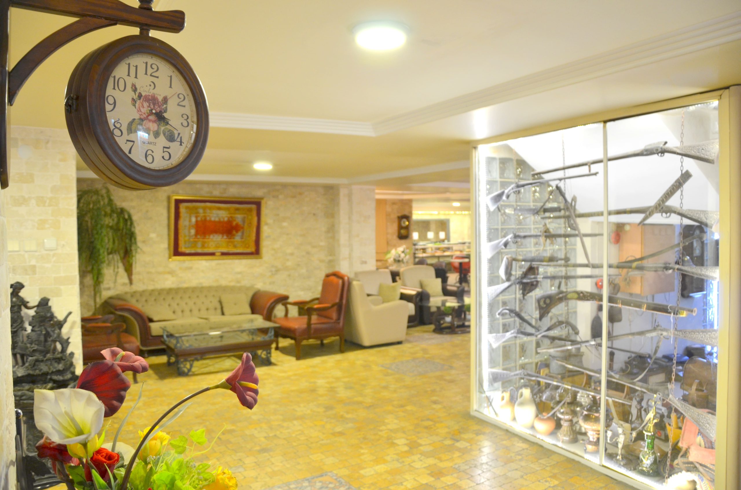 Elit Hotel Çorlu lobi dinlenme alanı ve duvar saati